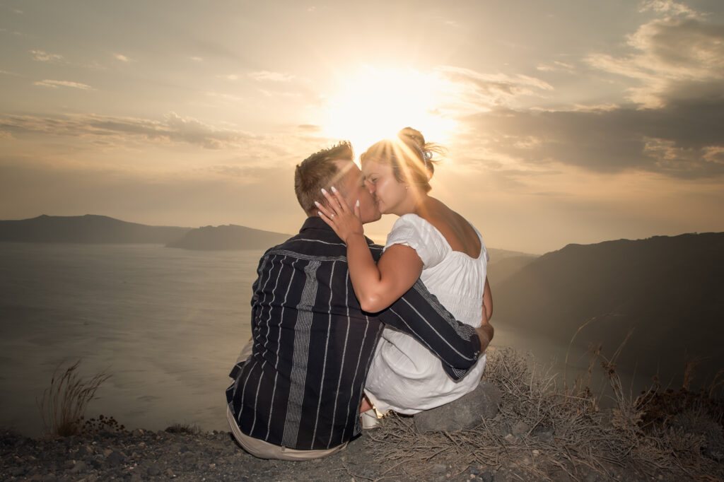 couples in santorini sunset with me santorini photo hunt